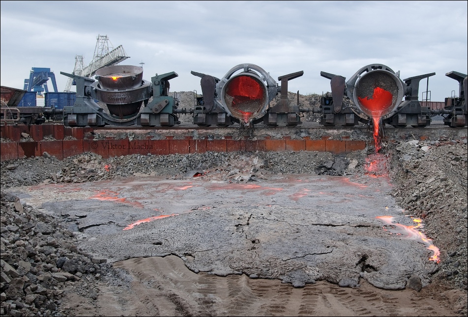 DK Recycling, slag pouring