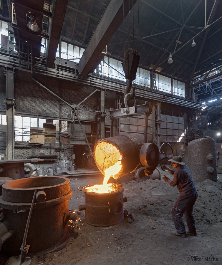 KD Foundry (Králodvorské železárny), pouring out