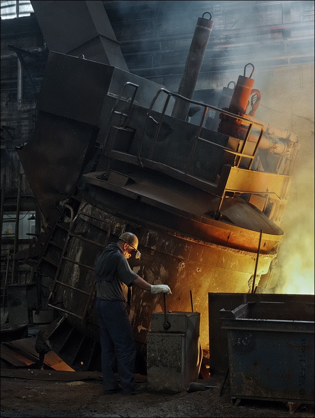 Chomutov foundry, tapping the electric arc furnace