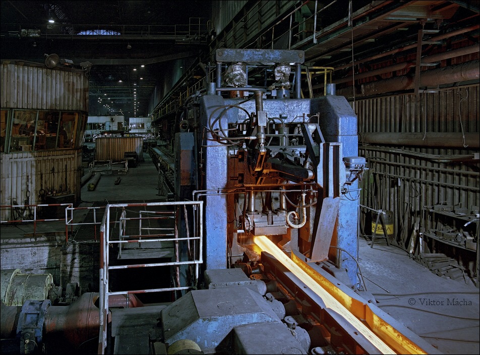 Billet rolling mill, cutting stand